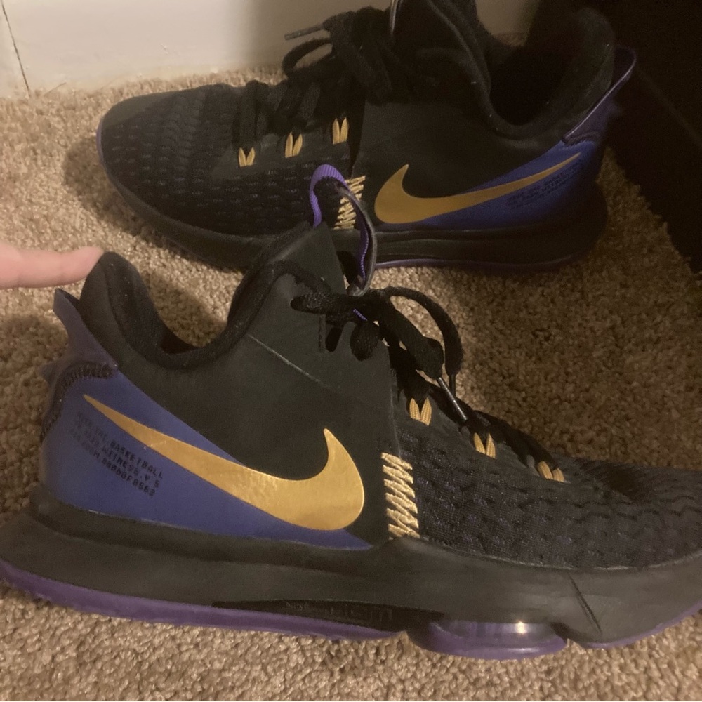 Nike LeBron Witness 5 Fierce Purple Metallic Gold 
Basketball Sneakers